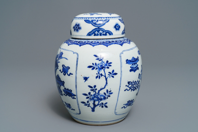 Un pot couvert en porcelaine de Chine bleu et blanc &agrave; d&eacute;cor d'antiquit&eacute;s, Kangxi