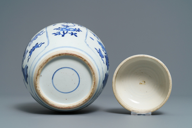 Un pot couvert en porcelaine de Chine bleu et blanc &agrave; d&eacute;cor d'antiquit&eacute;s, Kangxi