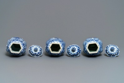 Une garniture de cinq vases en porcelaine de Chine bleu et blanc, Kangxi