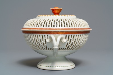Un bol &agrave; ch&acirc;taignes et son couvercle en porcelaine de Chine d&rsquo;exportation, Qianlong