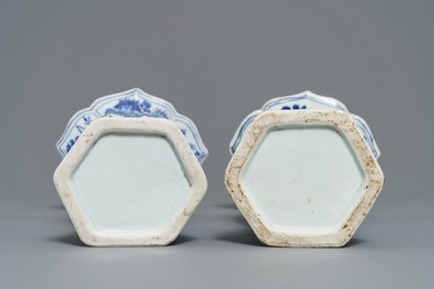 Une garniture de cinq vases en porcelaine de Chine bleu et blanc, Kangxi
