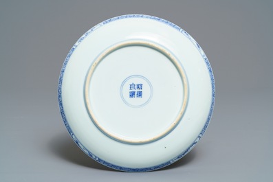 Une assiette en porcelaine de Chine bleu et blanc, Yongzheng