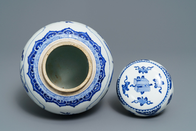 Un pot couvert en porcelaine de Chine bleu et blanc &agrave; d&eacute;cor d'antiquit&eacute;s, Kangxi
