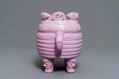 Een Chinese monochroom roze wierookbrander met deksel, 19/20e eeuw