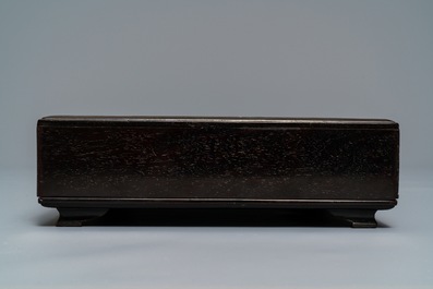 Une bo&icirc;te couverte en bois incrust&eacute; de pierre &agrave; savon, Chine, 19/20&egrave;me