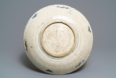 Een grote Chinese blauwwitte Swatow schotel, Ming