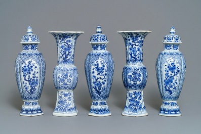 Une garniture de cinq vases en porcelaine de Chine bleu et blanc, Kangxi
