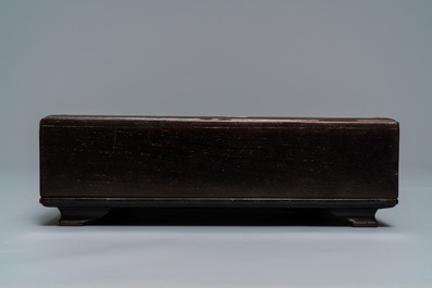 Une bo&icirc;te couverte en bois incrust&eacute; de pierre &agrave; savon, Chine, 19/20&egrave;me