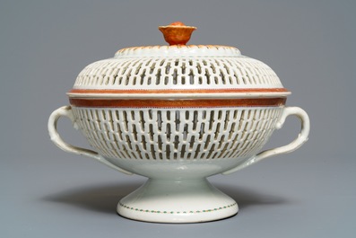 Un bol &agrave; ch&acirc;taignes et son couvercle en porcelaine de Chine d&rsquo;exportation, Qianlong