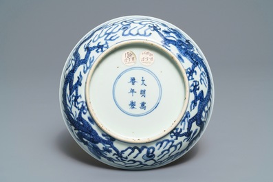 Een Chinees blauwwit 'draken' bord, Wanli merk en periode