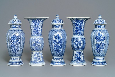 Une garniture de cinq vases en porcelaine de Chine bleu et blanc, Kangxi