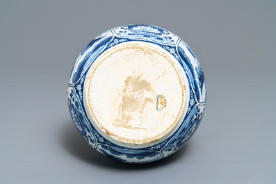 Een blauwwitte Delftse kalebasvaas met chinoiserie decor, vroeg 18e eeuw