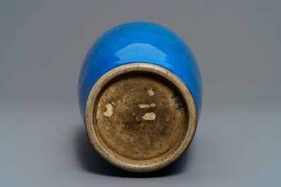 Een Chinese monochrome turquoise rouleau vaas, 18/19e eeuw
