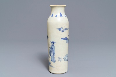 Een Chinese blauwwitte rouleau vaas met figuratief decor, Hatcher cargo, Transitie periode