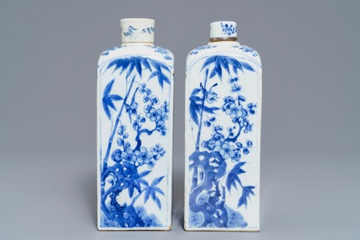 Twee Chinese blauwwitte vierkante theebussen met deksels, Kangxi