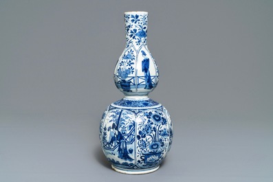 Een blauwwitte Delftse kalebasvaas met chinoiserie decor, vroeg 18e eeuw