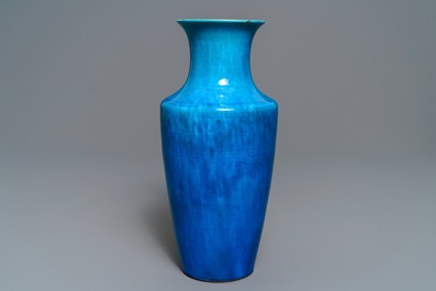 Een Chinese monochrome turquoise rouleau vaas, 18/19e eeuw