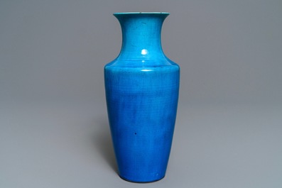 Een Chinese monochrome turquoise rouleau vaas, 18/19e eeuw