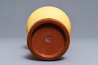 Un vase en gr&egrave;s de Yixing, sign&eacute; Ren Ganting, Chine, marque en creux, 20&egrave;me