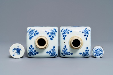 Twee Chinese blauwwitte vierkante theebussen met deksels, Kangxi