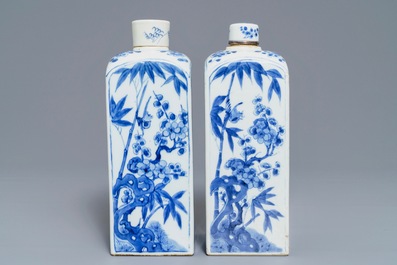 Twee Chinese blauwwitte vierkante theebussen met deksels, Kangxi