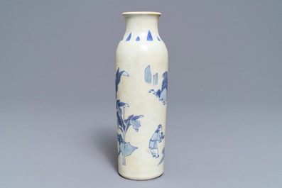 Een Chinese blauwwitte rouleau vaas met figuratief decor, Hatcher cargo, Transitie periode