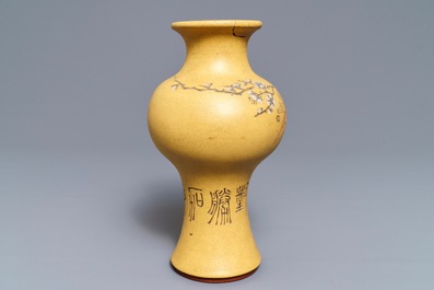 Un vase en gr&egrave;s de Yixing, sign&eacute; Ren Ganting, Chine, marque en creux, 20&egrave;me
