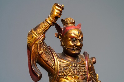 Een grote Chinese verguld houten figuur van een bewaker, 17/18e eeuw