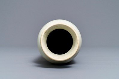 Een Chinese blauwwitte rouleau vaas met figuratief decor, Hatcher cargo, Transitie periode