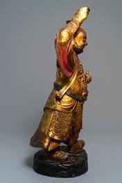 Een grote Chinese verguld houten figuur van een bewaker, 17/18e eeuw