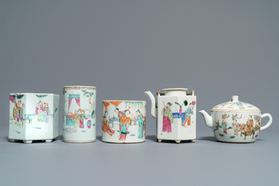 Een collectie Chinese famille rose theepotten, penselenbekers en borden, 19/20e eeuw