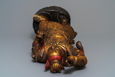 Een grote Chinese verguld houten figuur van een bewaker, 17/18e eeuw
