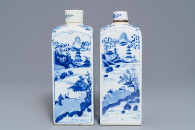 Twee Chinese blauwwitte vierkante theebussen met deksels, Kangxi
