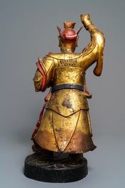 Een grote Chinese verguld houten figuur van een bewaker, 17/18e eeuw
