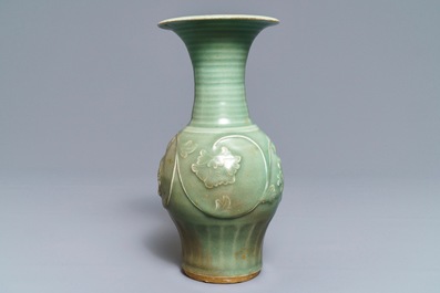Un vase en porcelaine de Chine c&eacute;ladon de Longquan &agrave; d&eacute;cor de pivoines, Song/Ming
