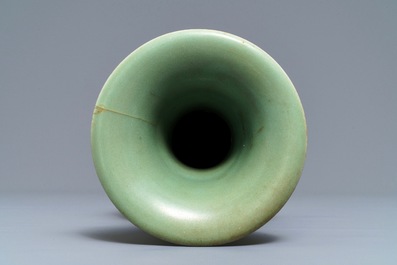 Un vase en porcelaine de Chine c&eacute;ladon de Longquan &agrave; d&eacute;cor de pivoines, Song/Ming
