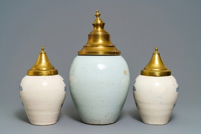 Drie blauwwitte Delftse tabakspotten met koperen deksels, 18e eeuw