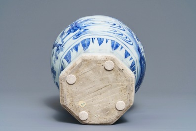 Een Chinese blauwwitte balustervaas met figuratief decor, Transitie periode
