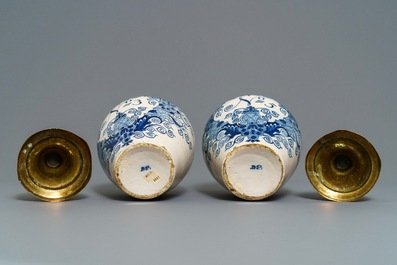 Drie blauwwitte Delftse tabakspotten met koperen deksels, 18e eeuw