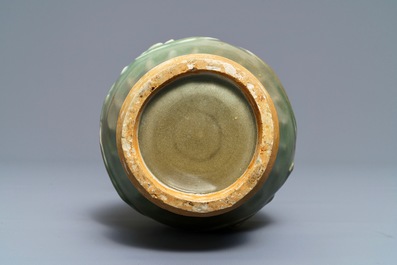 Un vase en porcelaine de Chine c&eacute;ladon de Longquan &agrave; d&eacute;cor de pivoines, Song/Ming
