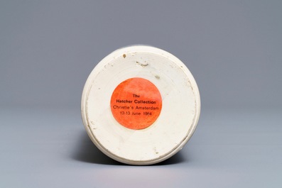 Een Chinese blauwwitte rouleau vaas met figuratief decor, Hatcher cargo, Transitie periode