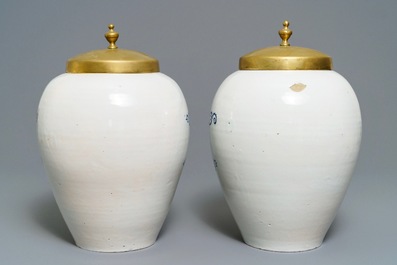 Une paire de grands pots &agrave; tabac en fa&iuml;ence de Delft bleu et blanc, 18&egrave;me