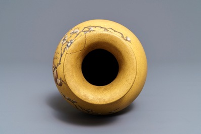 Un vase en gr&egrave;s de Yixing, sign&eacute; Ren Ganting, Chine, marque en creux, 20&egrave;me
