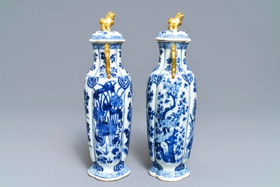 Une paire de vases couverts en porcelaine de Chine bleu et blanc, Kangxi