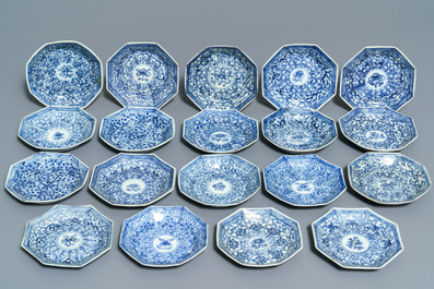Vijftien Chinese blauwwitte koppen en 19 schotels, Kangxi