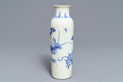 Een Chinese blauwwitte rouleau vaas met floraal decor, Hatcher cargo, Transitie periode