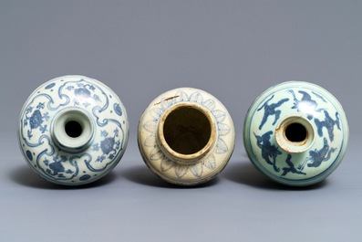 Drie Chinese blauwwitte vazen, Ming