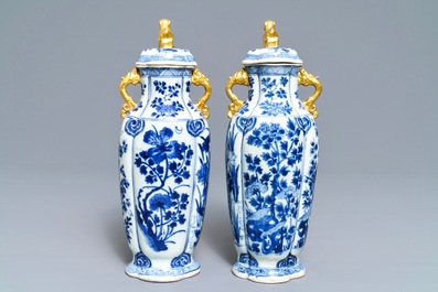 Une paire de vases couverts en porcelaine de Chine bleu et blanc, Kangxi