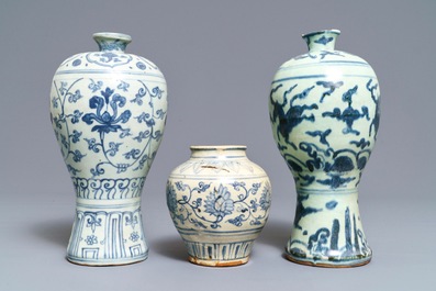Drie Chinese blauwwitte vazen, Ming