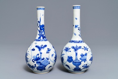 Une paire de vases de forme bouteille en porcelaine de Chine bleu et blanc, Kangxi